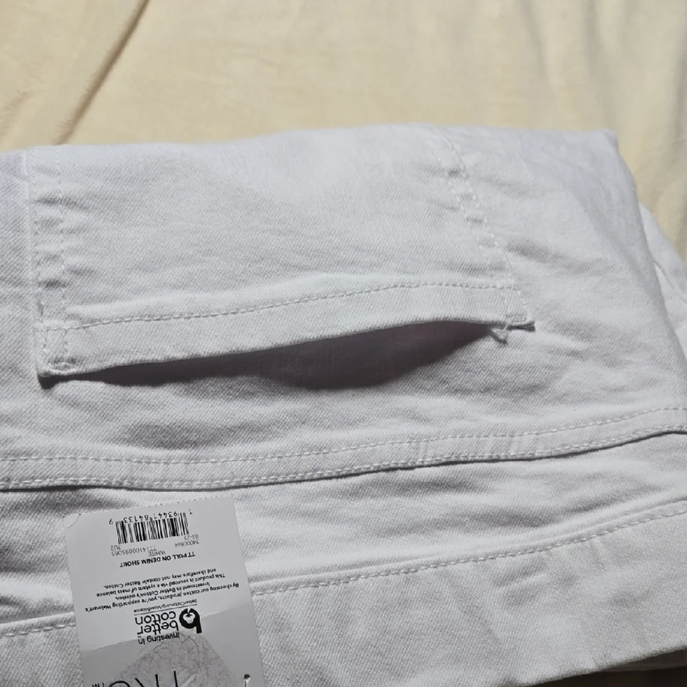 Time and Tru Classic White Shorts - Picture 6 of 6